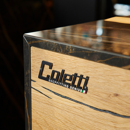 Dettaglio bancone e area servizio per arredamento locale commerciale su misura