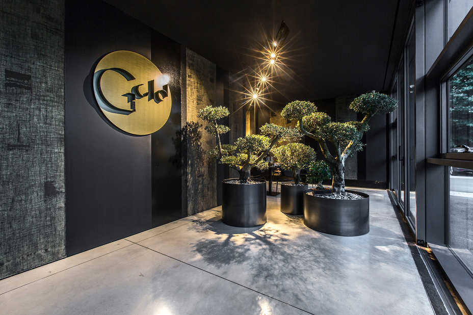 Interni di locale arredato su misura con soluzioni Coletti Shopfitting