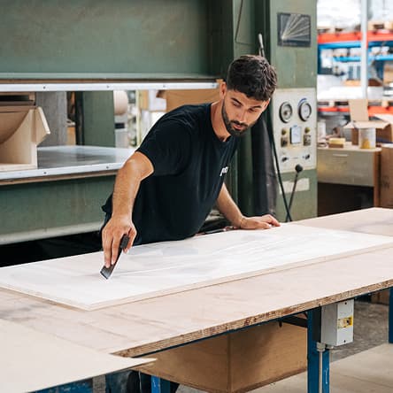 Dettaglio di materiali e finiture per arredamento su misura di locali