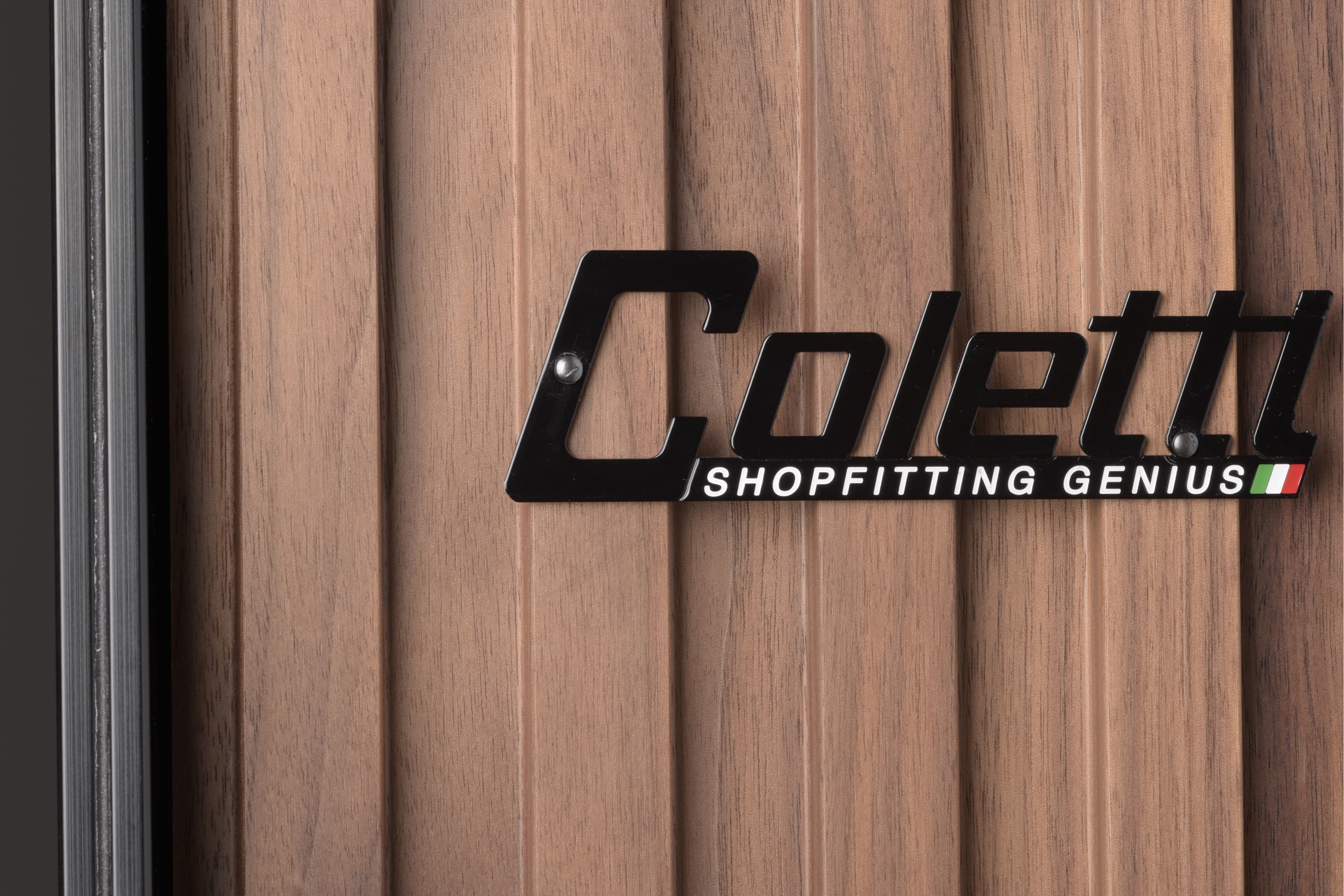 Allestimento finale dell’arredamento su misura Coletti presso il locale del cliente