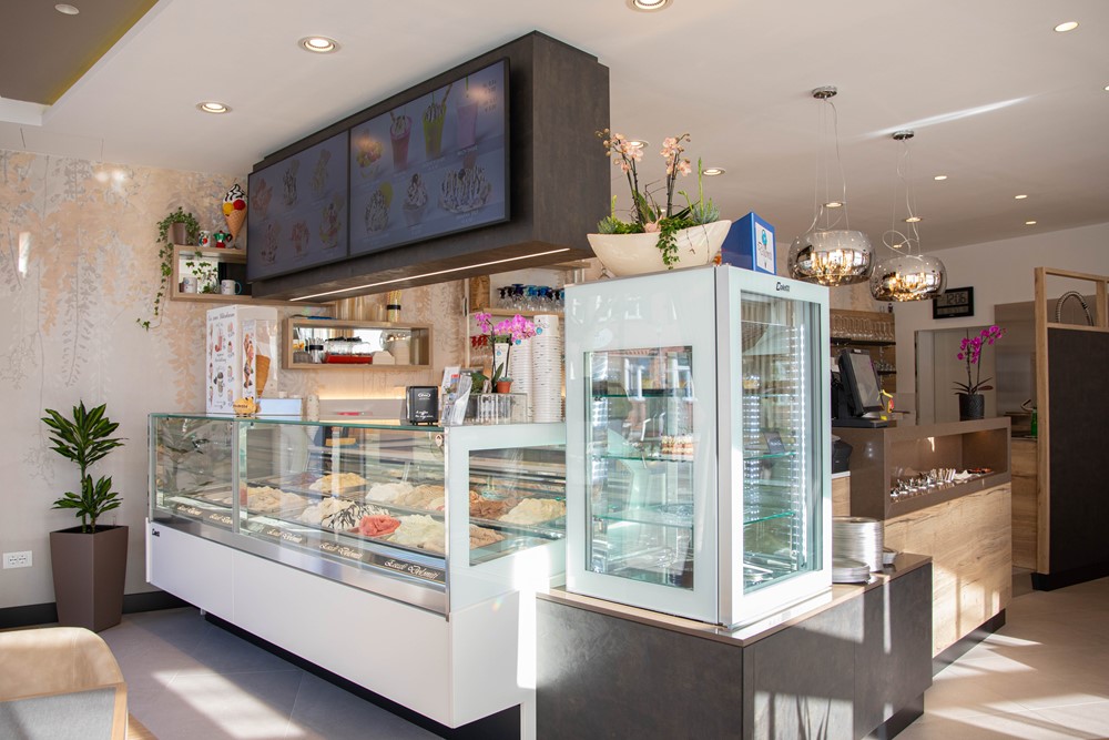 Maßgefertigte Eisdielen-Einrichtung Eiscafe Dolomiti