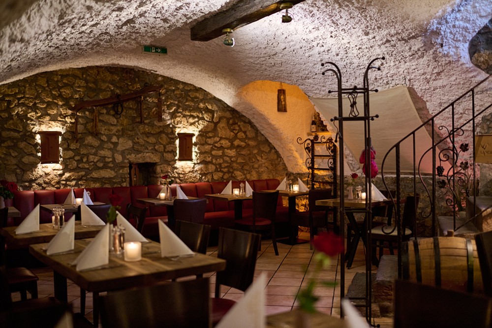 Theke, Weinvitrinen, Kühlzellen, maßgefertigte Einrichtung Restaurant Pizzeria La Botte