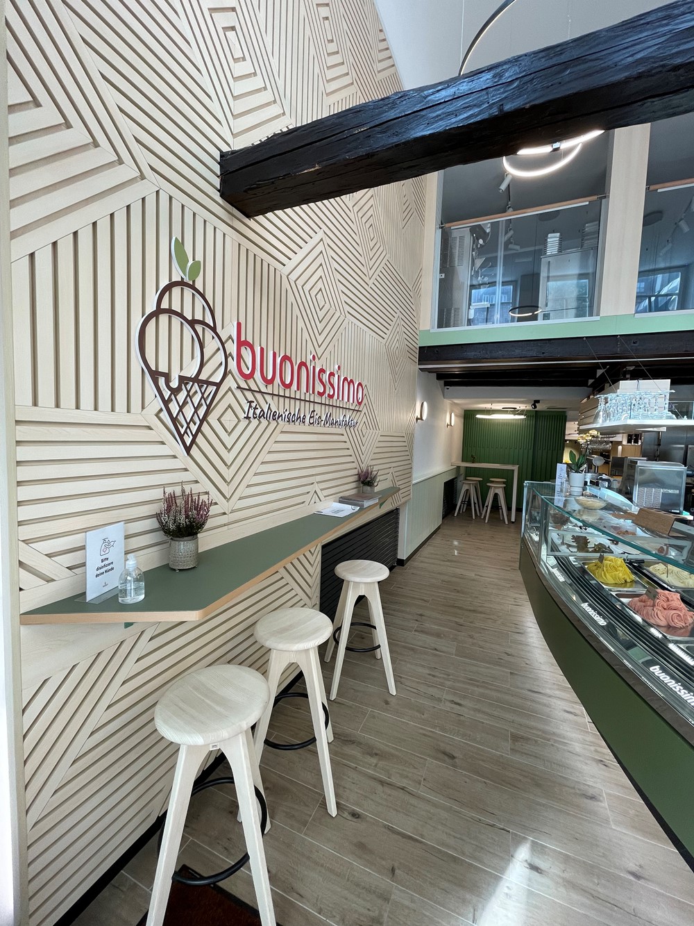 Maßgefertigte Eisdielen-Einrichtung, professionelle Eisvitrine, Eislabor Buonissimo Nürnberg 2