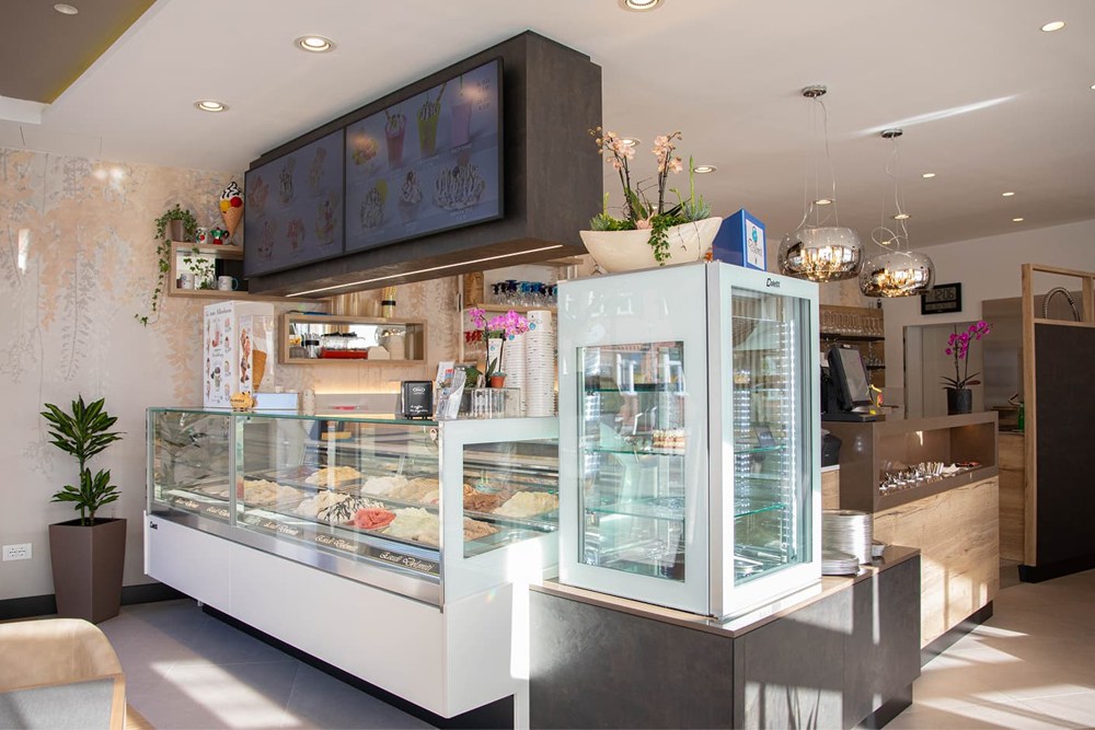 Quality welcome and hospitality begin with the organisation of the space. Furnishings for bars and ice-cream parlours