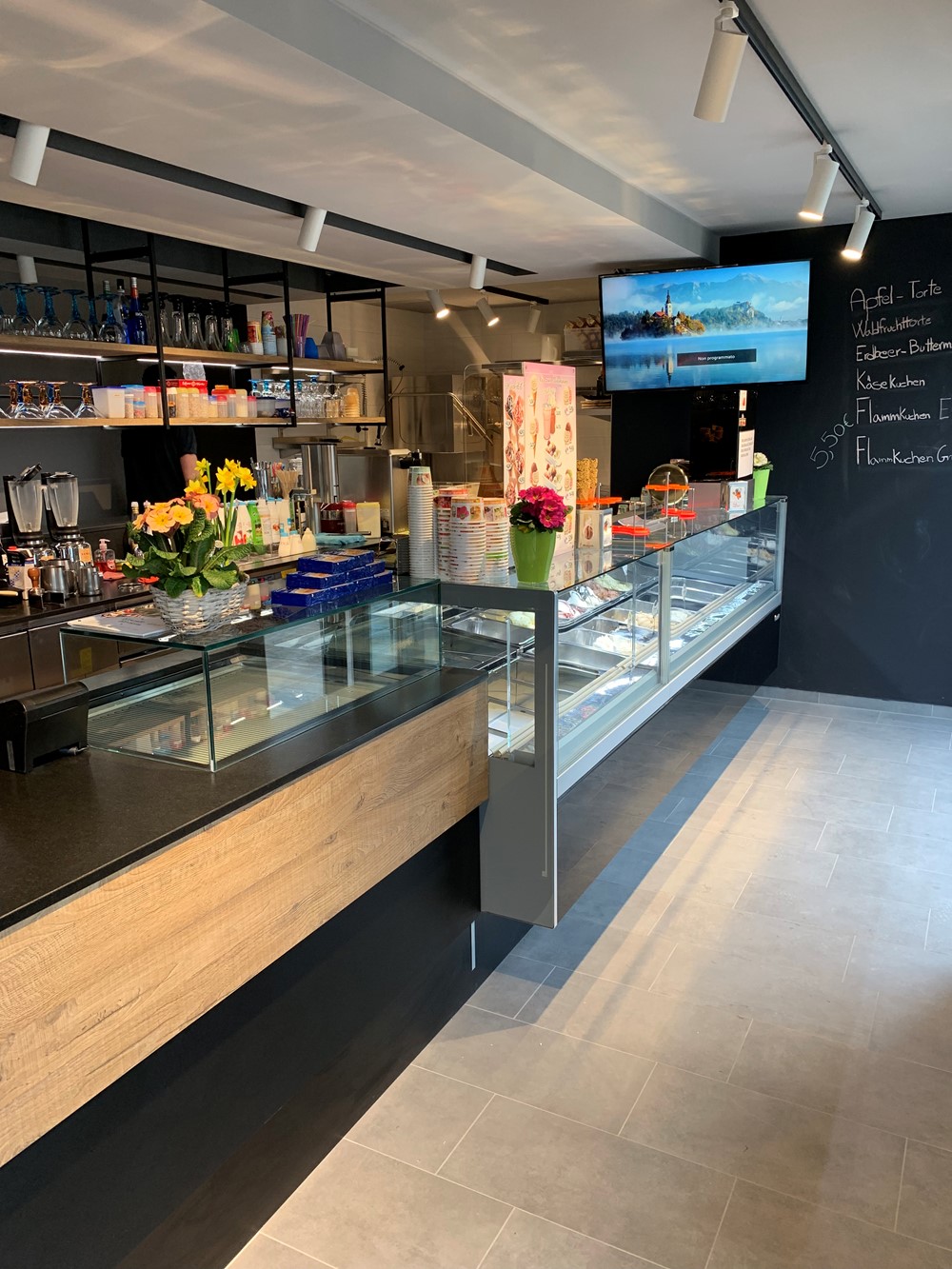 Arredamento gelateria su misura, vetrina gelato professionale Eiscafé Riviera